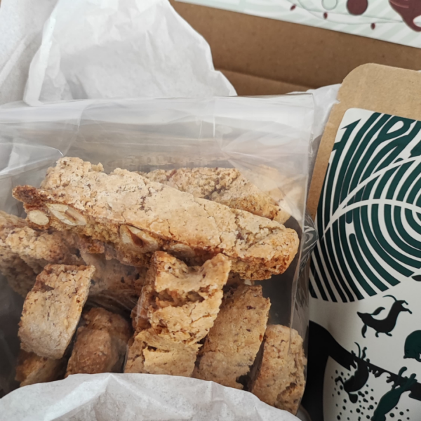 Christmas degustabox tè e biscotti cantucci alla nocciola