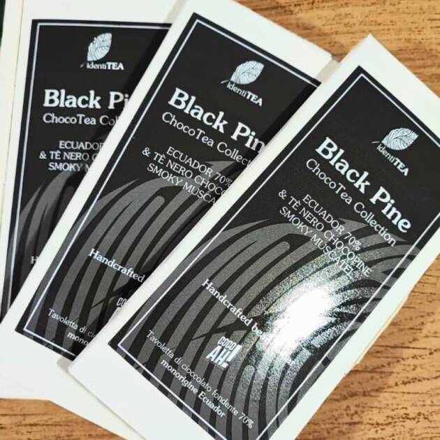 Black pine tavoletta di cioccolato al tè nero Darjeeling